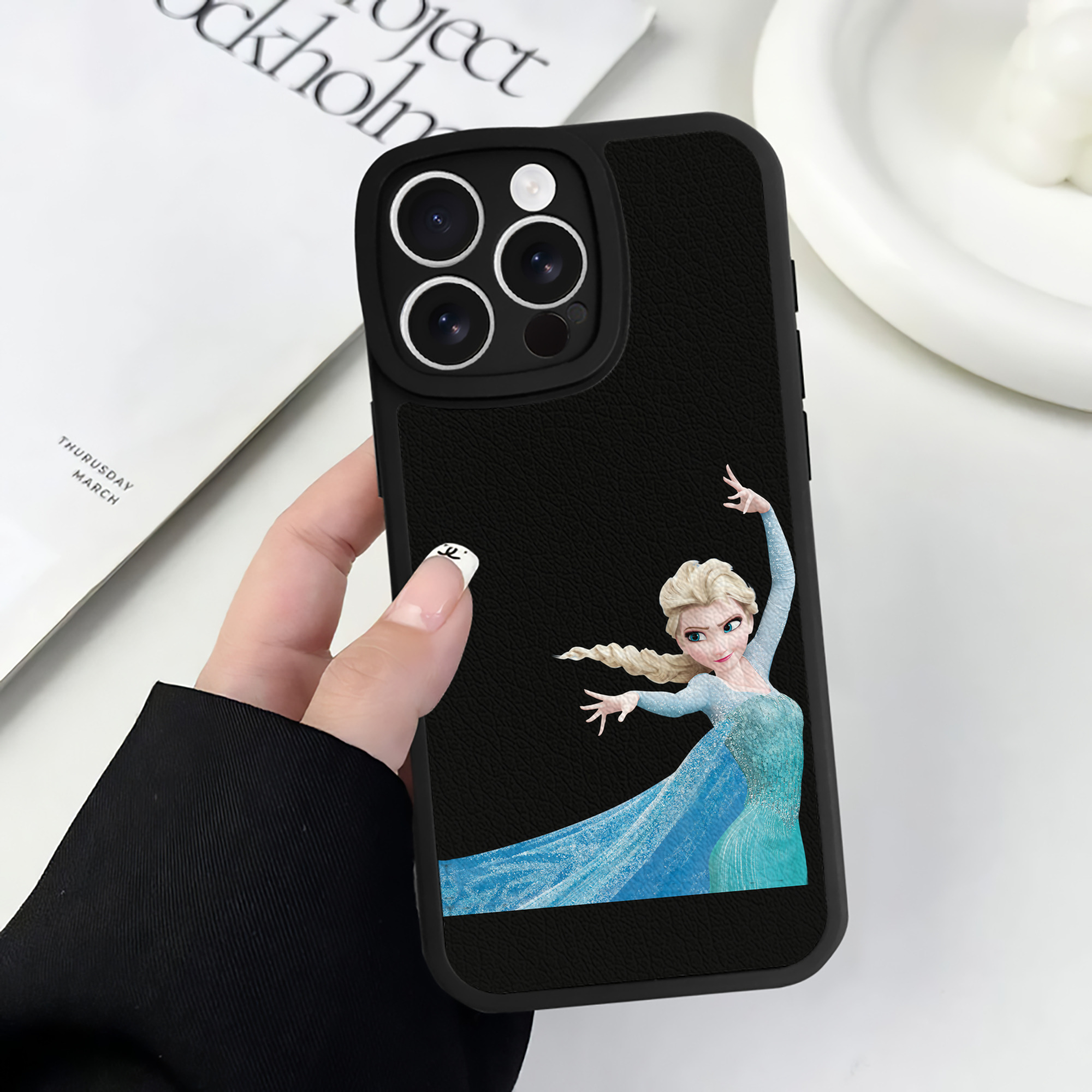 （画像用） アナと雪の女王 アンナ エルサ Frozen Anna Elsa 【iPhone 16シリーズ対応】シリコンスマホケース（レザー調） 材質：シリコン